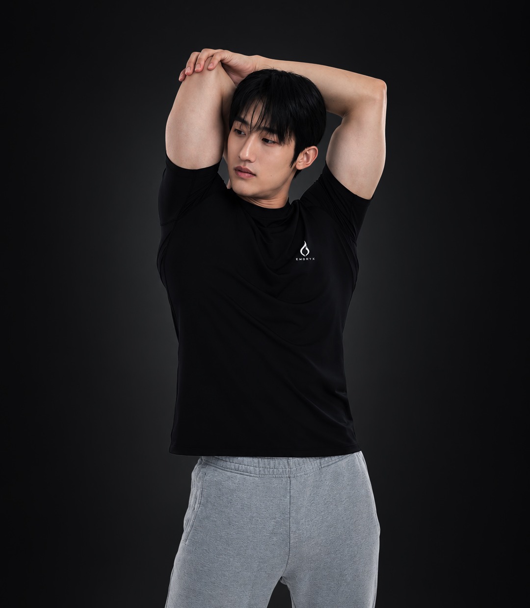 EMBRYX 반팔을 입고 몸을 푸는 모습